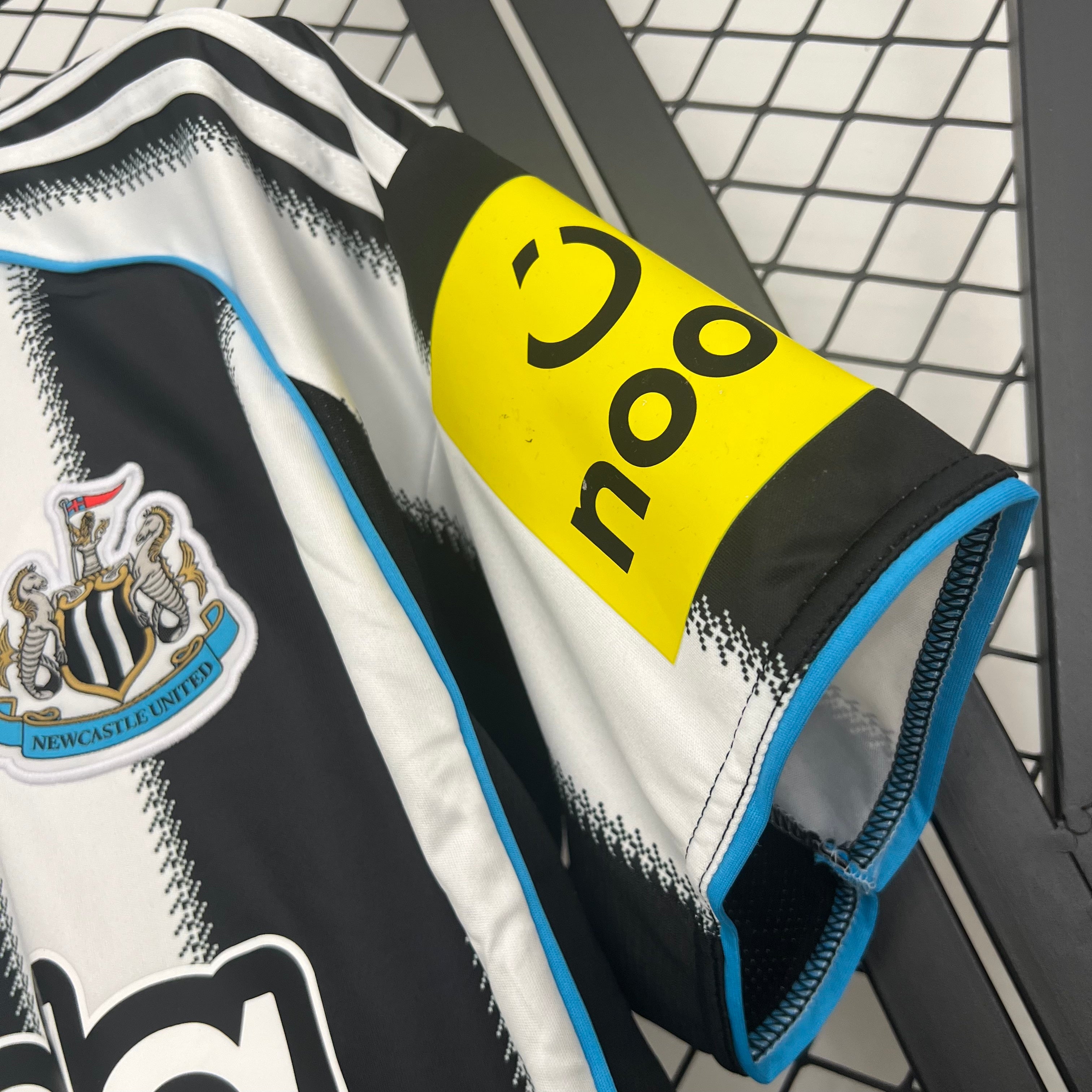 Newcastle 2025/26 (Primera equipación)