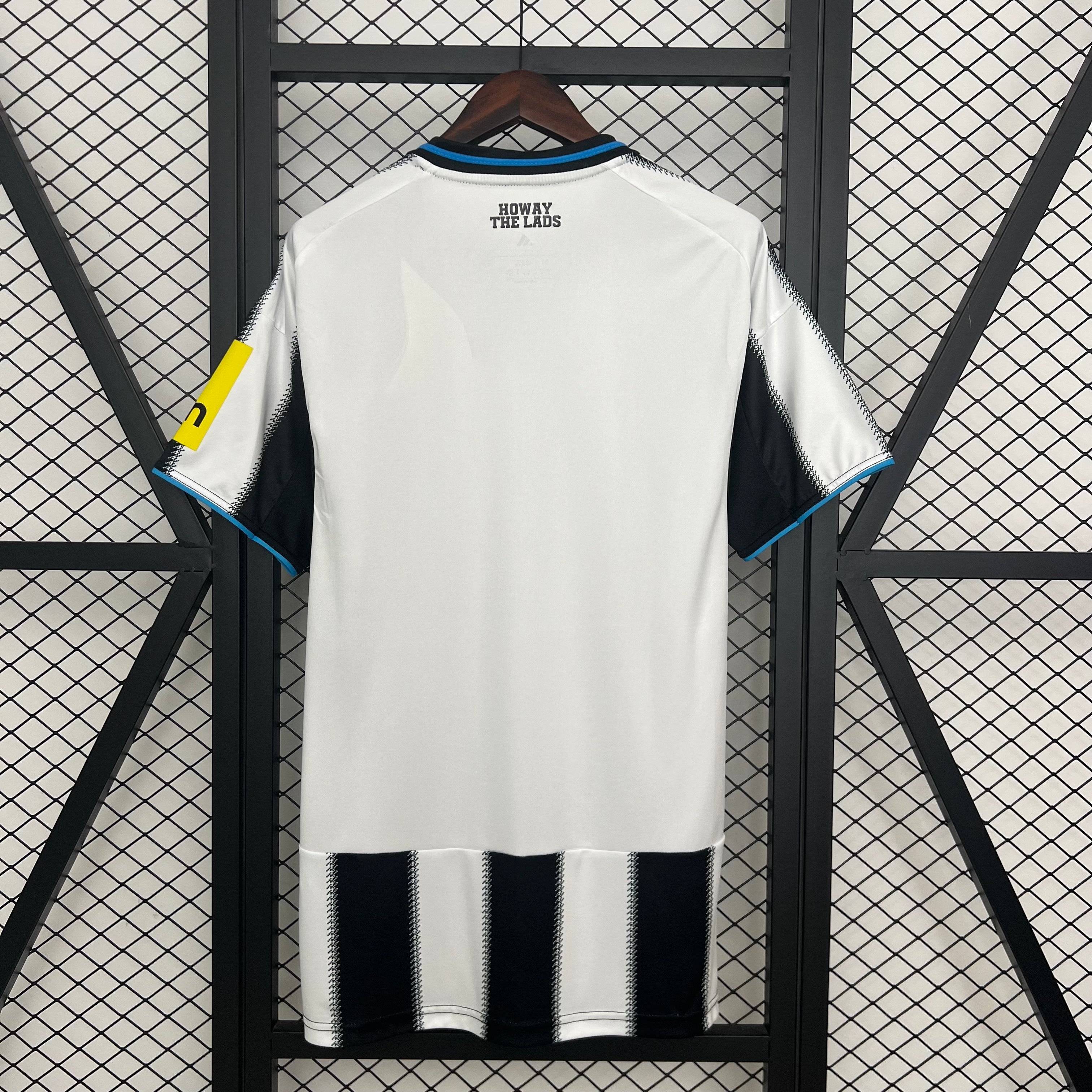Newcastle 2025/26 (Primera equipación)