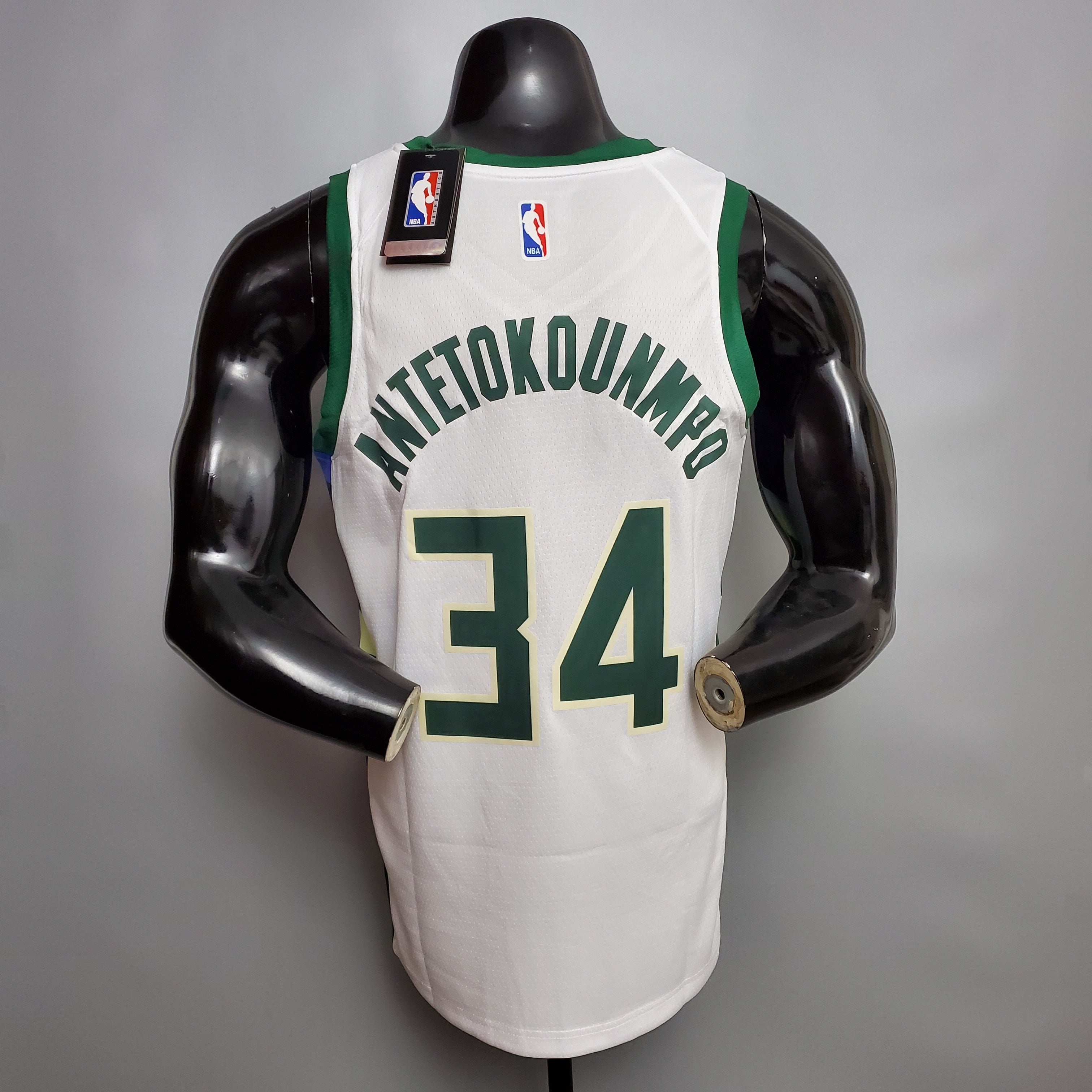 Milwaukee Bucks (white jersey)