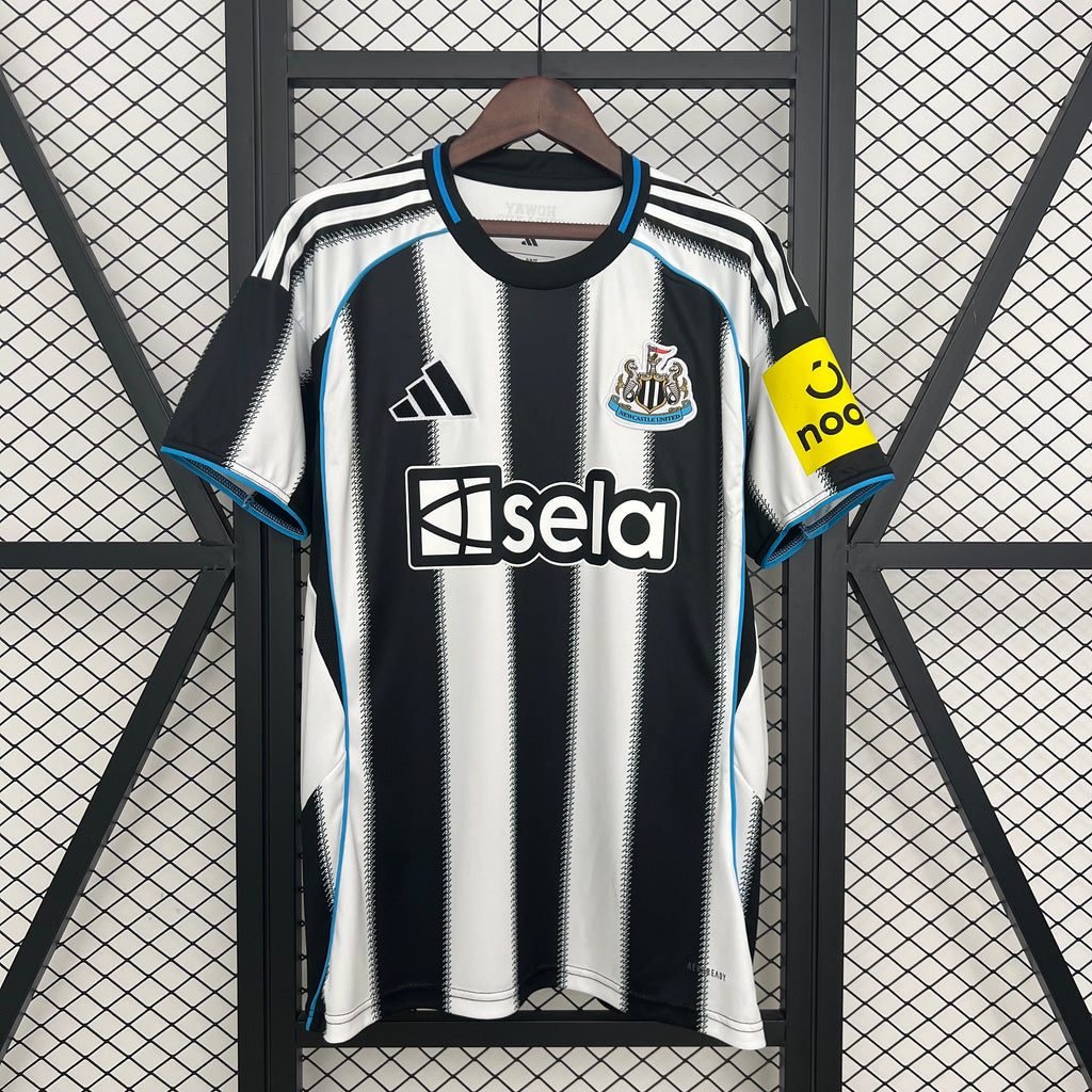 Newcastle 2025/26 (Primera equipación)
