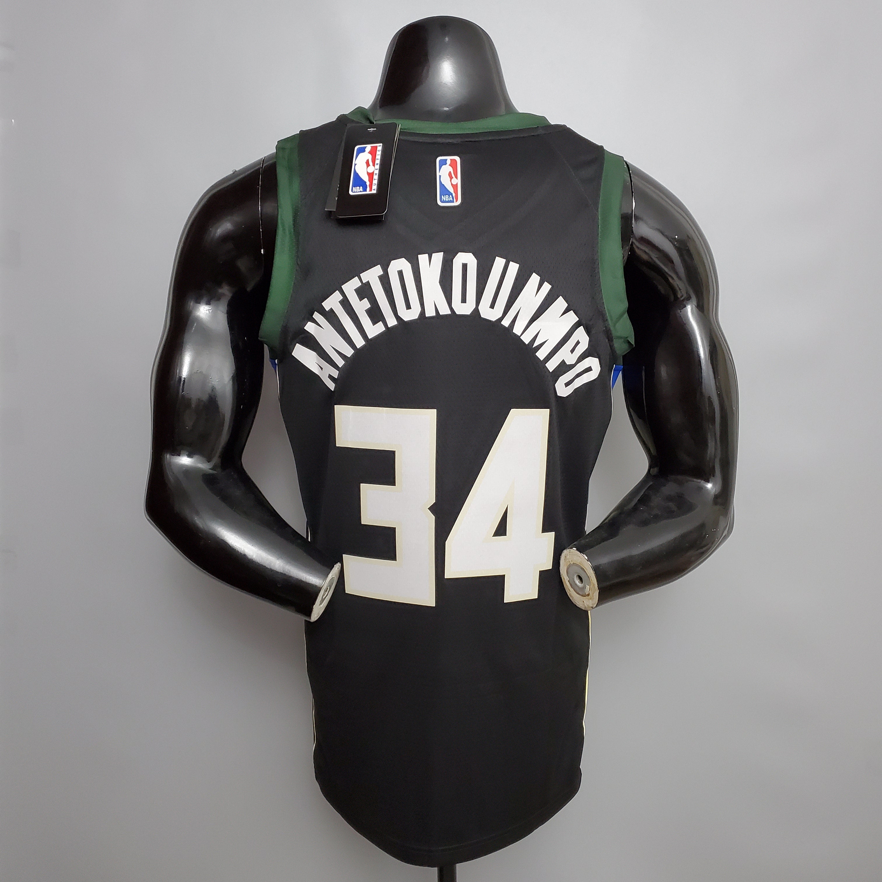Milwaukee Bucks (black jersey)
